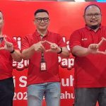 General Manager Region Network Operations and Productivity Telkomsel Maluku and Papua, Fredy Siswanto, bersama Agus Sumirat, General Manager Household Consumer Business Telkomsel Region Maluku and Papua, dan Fajri Adi Firmansyah, General Manager Mobile Consumer Business Telkomsel Region Maluku and Papua saat jumpa pers di Kota Jayapura, Selasa (09/12/25)