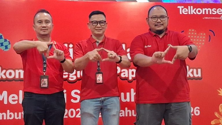General Manager Region Network Operations and Productivity Telkomsel Maluku and Papua, Fredy Siswanto, bersama Agus Sumirat, General Manager Household Consumer Business Telkomsel Region Maluku and Papua, dan Fajri Adi Firmansyah, General Manager Mobile Consumer Business Telkomsel Region Maluku and Papua saat jumpa pers di Kota Jayapura, Selasa (09/12/25)