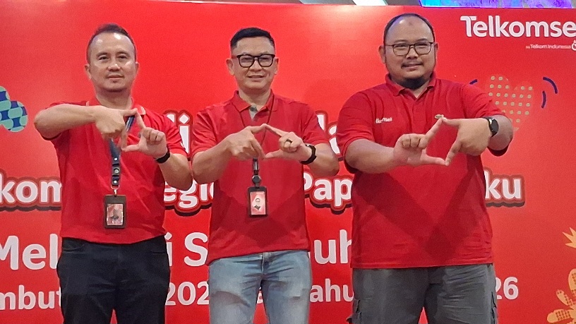 General Manager Region Network Operations and Productivity Telkomsel Maluku and Papua, Fredy Siswanto, bersama Agus Sumirat, General Manager Household Consumer Business Telkomsel Region Maluku and Papua, dan Fajri Adi Firmansyah, General Manager Mobile Consumer Business Telkomsel Region Maluku and Papua saat jumpa pers di Kota Jayapura, Selasa (09/12/25)