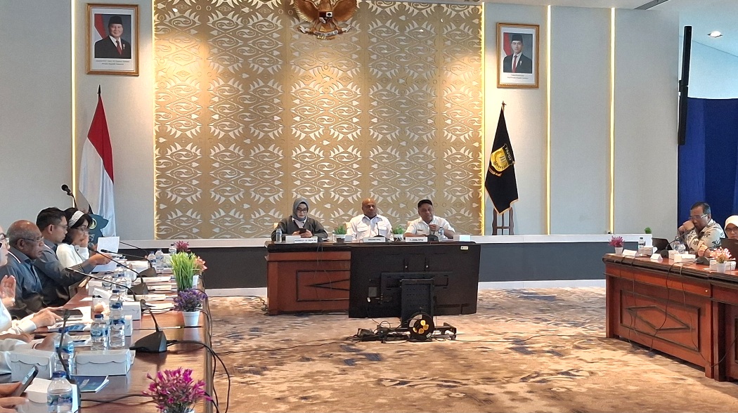 Gubernur Papua, Mathius Fakhiri didampingi Plt. Sekda Papua, L. Christian Sohilait saat menerima kunjungan Komisi IX DPR RI di Ruang Lukmen 2 Kantor Gubernur Papua, Rabu (10/12/25)