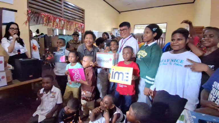 Penyerahan bantuan CSR dari Indosat Ooredoo Hutchison (IOH) oleh Swandi Tjia, EVP Head of Circle Kalisumapa kepada Panti Asuhan Pembawa Terang