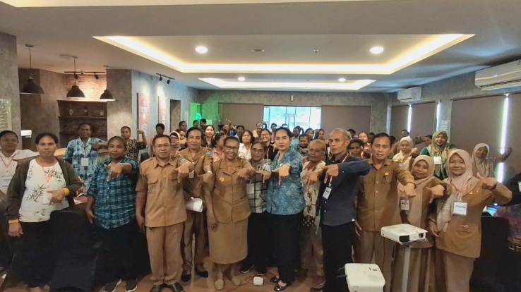 Bunda PAUD Kabupaten Jayapura, Ny. Dewi Sartika Sibarani Wonda saat berfoto bersama para guru PAUD di Kabupaten Jayapura