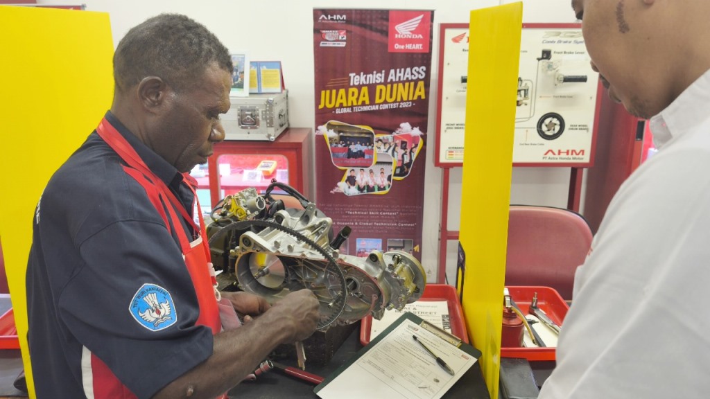 Salah satu guru SMK saat mengikuti Kontes SMK Mitra Binaan AHM Tingkat Regional 2026