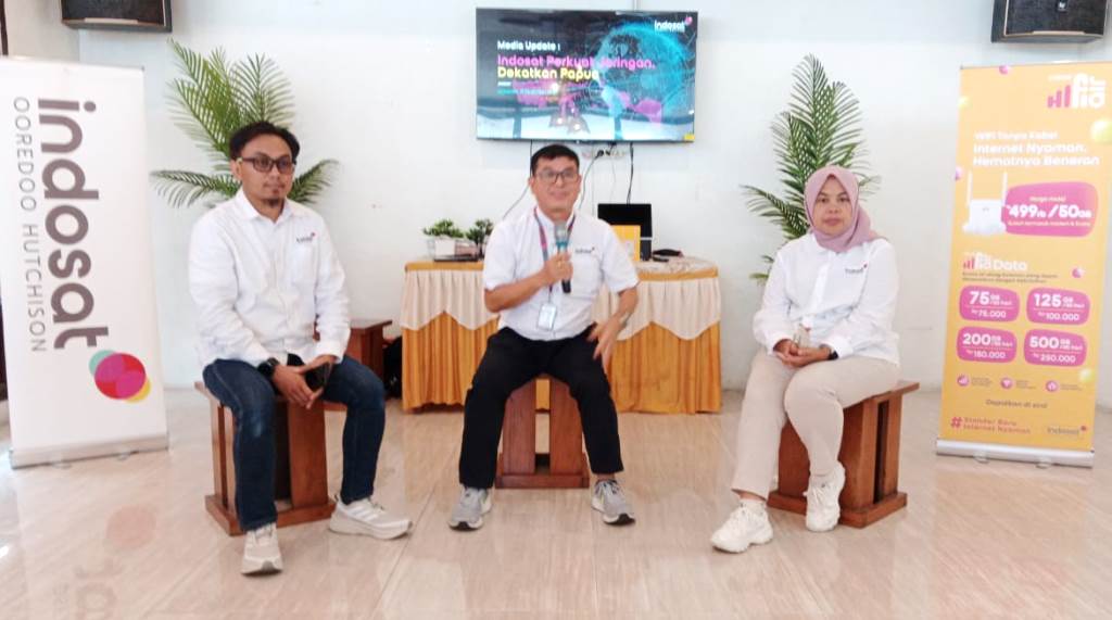 EVP Head of Circle Kalisumapa Indosat Ooredoo Hutchison, Swandi Tjia (tengah) bersama, VP Head of Marketing Circle Kalisumapa, Tepi Aditia dan VP Head of External Communications, Eni Nur Ifati dalam momen media update di Jayapura, Senin (15/12/25)