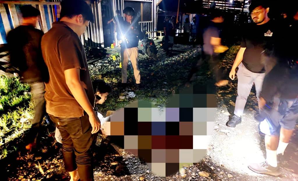 Salah satu korban akibat serangan senjata tajam oleh KKB di Yahukimo saat proses evakuasi oleh aparat