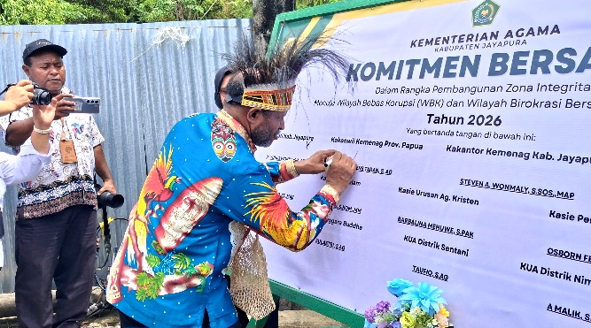 Kakanwil Kemenag Provinsi Papua, Pdt. Klemen Taran, S.Ag saat menandatangani komitmen pada pencanangan Zona Integritas menuju WBK dan WBBM di lingkup Kantor Kemenag Kabupaten Jayapura, Kamis (15/1/26)
