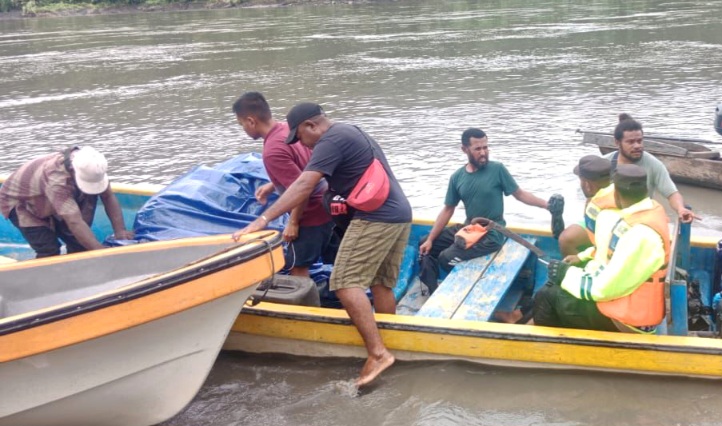 Evakuasi korban (dibungkus terpal biru) akibat laka sungai Mamberamo