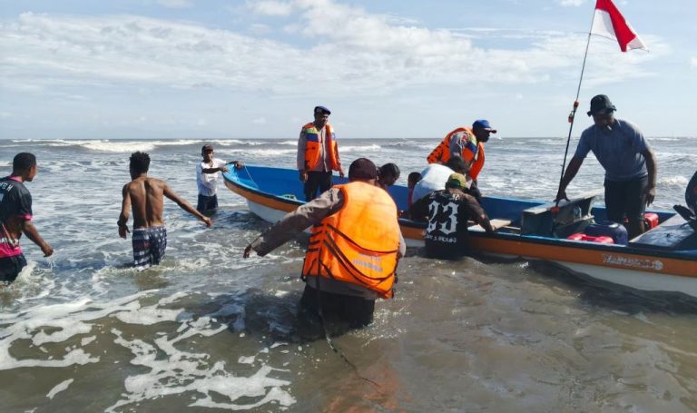 Upaya evakuasi korban terbaliknya speedboat akibat angin kencang dan gelombang tinggi di perairan Saireri, pesisir Kampung Raiwuto, Kabupaten Waropen, Selasa (13/01/26)
