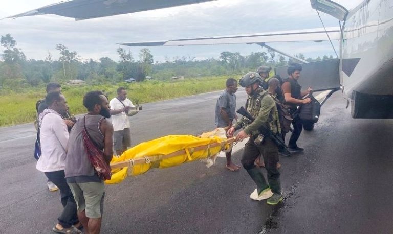 Evakuasi jenazah pilot korban penembakan oleh KKB di Koroway, PapuaSelatan