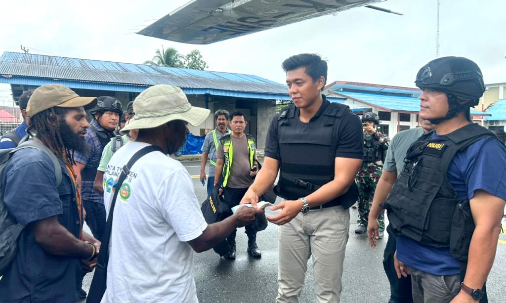 Penyerahan dana sukarela warga Koroway untuk menunjang pengamanan agar penerbangan perintis tetap berjalan