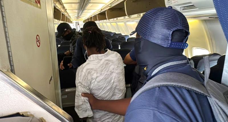 Satgas Operasi Damai Cartenz 2026 saat menaikkan tiga tersangka KKB ke atas pesawat untuk diterbangkan dari Yahukimo ke Jayapura