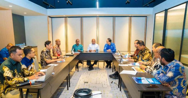 Pertemuan Gubernur Papua, Mathius D. Fakhiri dengan manajemen PT Angkasa Pura Indonesia guna membahas rencana pengembangan Bandara International Sentani di salah satu hotel di kawasan Menteng, Jakarta Pusat, Rabu (25/2/2026)