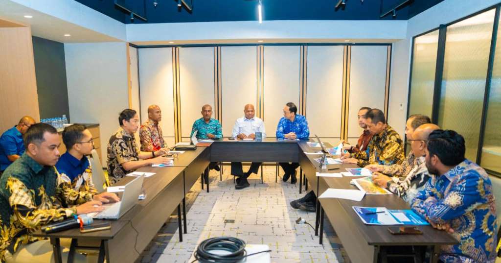 Pertemuan Gubernur Papua, Mathius D. Fakhiri dengan manajemen PT Angkasa Pura Indonesia guna membahas rencana pengembangan Bandara International Sentani di salah satu hotel di kawasan Menteng, Jakarta Pusat, Rabu (25/2/2026)