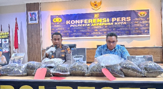 Kapolresta Jayapura Kota, AKBP Fredrickus W.A. Maclarimboen, S.I.K didampingi Kasat Resnarkoba Polresta Jayapura Kota dijabat oleh AKP Febry V Pardede, saat memberi keterangan pers terkait pengungkapan kasus Narkoba jenis ganja di Mapolresta Jayapura Kota, Jumat (17/4/26).