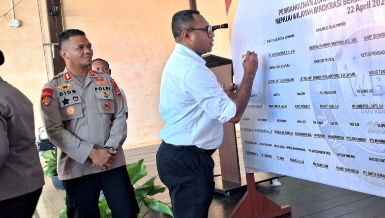 Asisten I Setda Kabupaten Jayapura, Gilberd R. Yakwart, S.STP bersama Kapolres Jayapura, AKBP Dionisius V.D.P. Helan, S.I.K., M.H., M.Tr.Mil, saat menandatangani komitmen ZI, WBK menuju WBBM yang diikuti unsur Forkopimda dan jajaran Polres Jayapura di Polres Jayapura, Rabu (22/4/26).