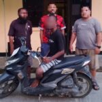 Tersangka pencurian motor berinisial JO (menaiki barang bukti motor curiannya) saat dibawa Tim Khaley di Polsek Sentani Timur