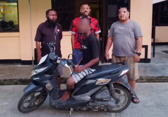 Tersangka pencurian motor berinisial JO (menaiki barang bukti motor curiannya) saat dibawa Tim Khaley di Polsek Sentani Timur