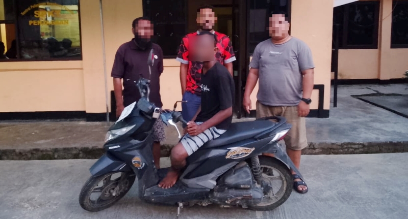 Tersangka pencurian motor berinisial JO (menaiki barang bukti motor curiannya) saat dibawa Tim Khaley di Polsek Sentani Timur
