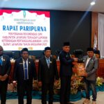 Ketua DPRK Ruddy Bukanaung menyerahkan rekomendasi terhadap laporan LKPJ 2025 kepada pemerintah yang di terima Wakil Bupati Harris Richard Youcku