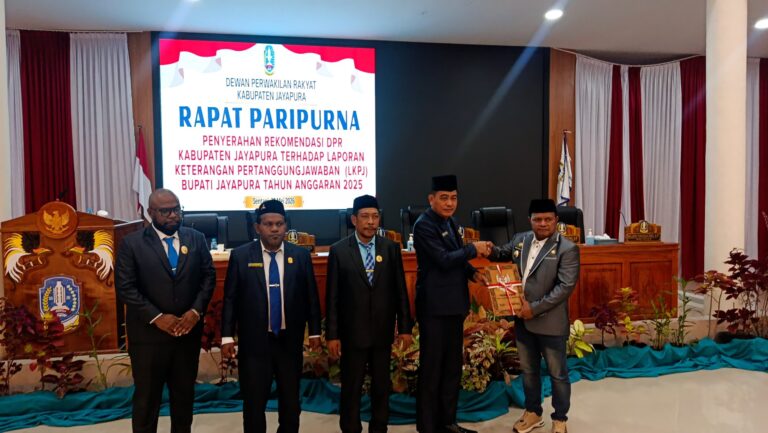 Ketua DPRK Ruddy Bukanaung menyerahkan rekomendasi terhadap laporan LKPJ 2025 kepada pemerintah yang di terima Wakil Bupati Harris Richard Youcku