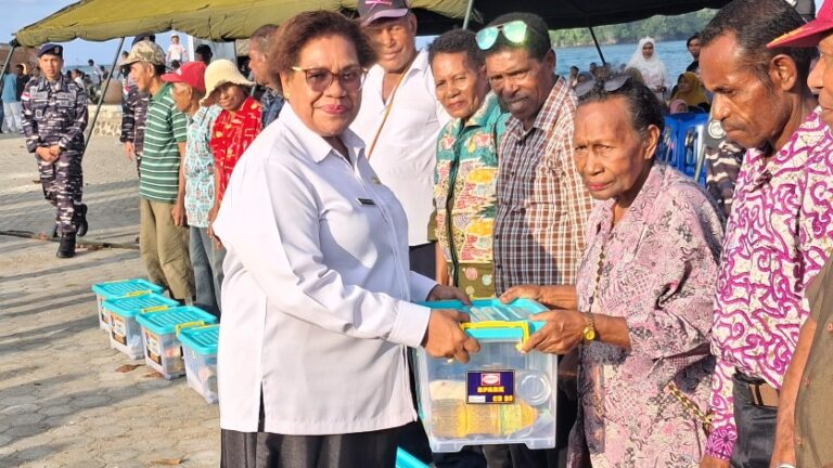 Kepala Dinas Tanaman Pangan, Hortikultura dan Pangan Provinsi Papua, Lunanka V.M.L. Daimboa, SP., MM, saat menyerahkan bantuan sosial dalam kegiatan yang digelar Koaderal X di Jauapura, Rabu (12/08/26)