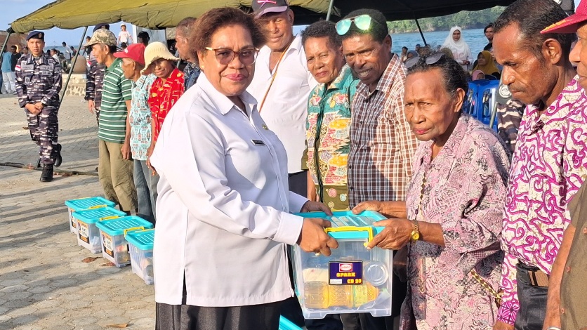 Kepala Dinas Tanaman Pangan, Hortikultura dan Pangan Provinsi Papua, Lunanka V.M.L. Daimboa, SP., MM, saat menyerahkan bantuan sosial dalam kegiatan yang digelar Koaderal X di Jauapura, Rabu (12/08/26)