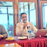 Kepala OJK Provinsi Papua, Fatwa Aulia, didampingi oleh Kepala Bagian Pengawasan LJK OJK Provinsi Papua, Yosua Rinaldy, serta Kepala Bagian Pengawasan Perilaku PUJK, Edukasi, Pelindungan Konsumen, dan Layanan Manajemen Strategis OJK Provinsi Papua, Viktorinus Donny Vika Permana, dalam acara Bincang-Bincang Media di Djoeragan Dapur Resto dan Cafe, Pantai Holtekamp, Rabu (30/9/26)