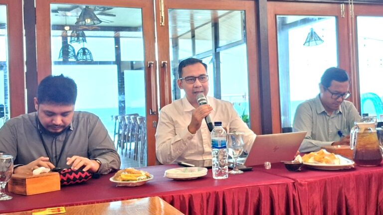 Kepala OJK Provinsi Papua, Fatwa Aulia, didampingi oleh Kepala Bagian Pengawasan LJK OJK Provinsi Papua, Yosua Rinaldy, serta Kepala Bagian Pengawasan Perilaku PUJK, Edukasi, Pelindungan Konsumen, dan Layanan Manajemen Strategis OJK Provinsi Papua, Viktorinus Donny Vika Permana, dalam acara Bincang-Bincang Media di Djoeragan Dapur Resto dan Cafe, Pantai Holtekamp, Rabu (30/9/26)