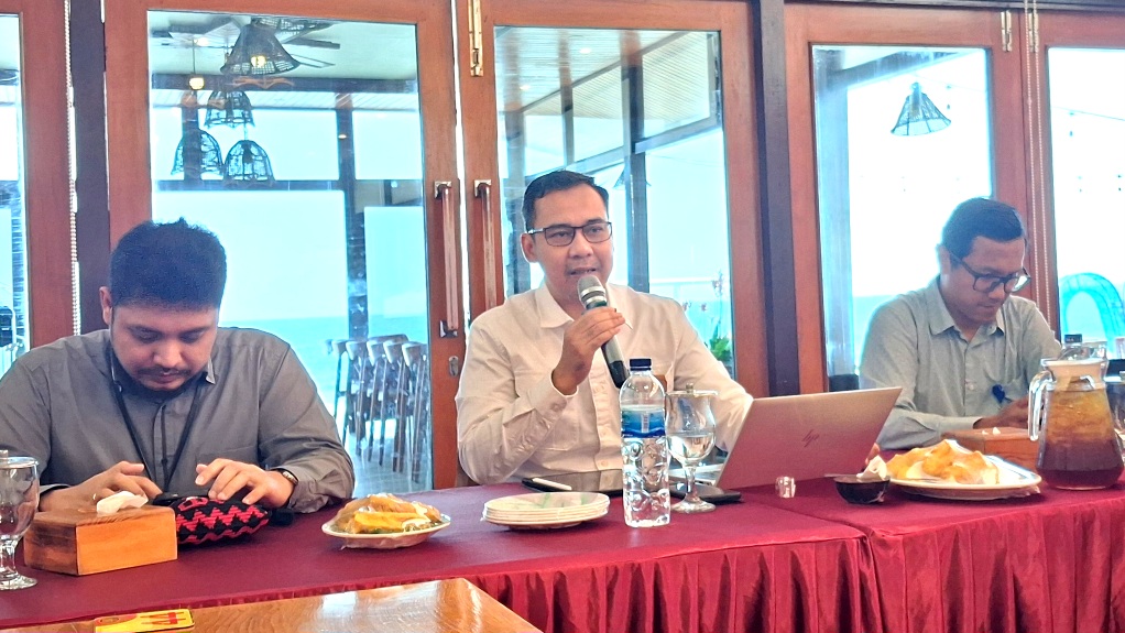Kepala OJK Provinsi Papua, Fatwa Aulia, didampingi oleh Kepala Bagian Pengawasan LJK OJK Provinsi Papua, Yosua Rinaldy, serta Kepala Bagian Pengawasan Perilaku PUJK, Edukasi, Pelindungan Konsumen, dan Layanan Manajemen Strategis OJK Provinsi Papua, Viktorinus Donny Vika Permana, dalam acara Bincang-Bincang Media di Djoeragan Dapur Resto dan Cafe, Pantai Holtekamp, Rabu (30/9/26)