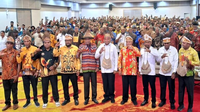 Gubernur Papua, Matius D. Fakhiri bersama para bupati dan walikota serta para pemimpin adat berfoto bersama peserta Konferensi III Masyarakat Adat dan Pemuda I Wilayah Mamta-Tabi Tahun 2026 di Hotel Suni Sentani, Selasa (7/10/26)